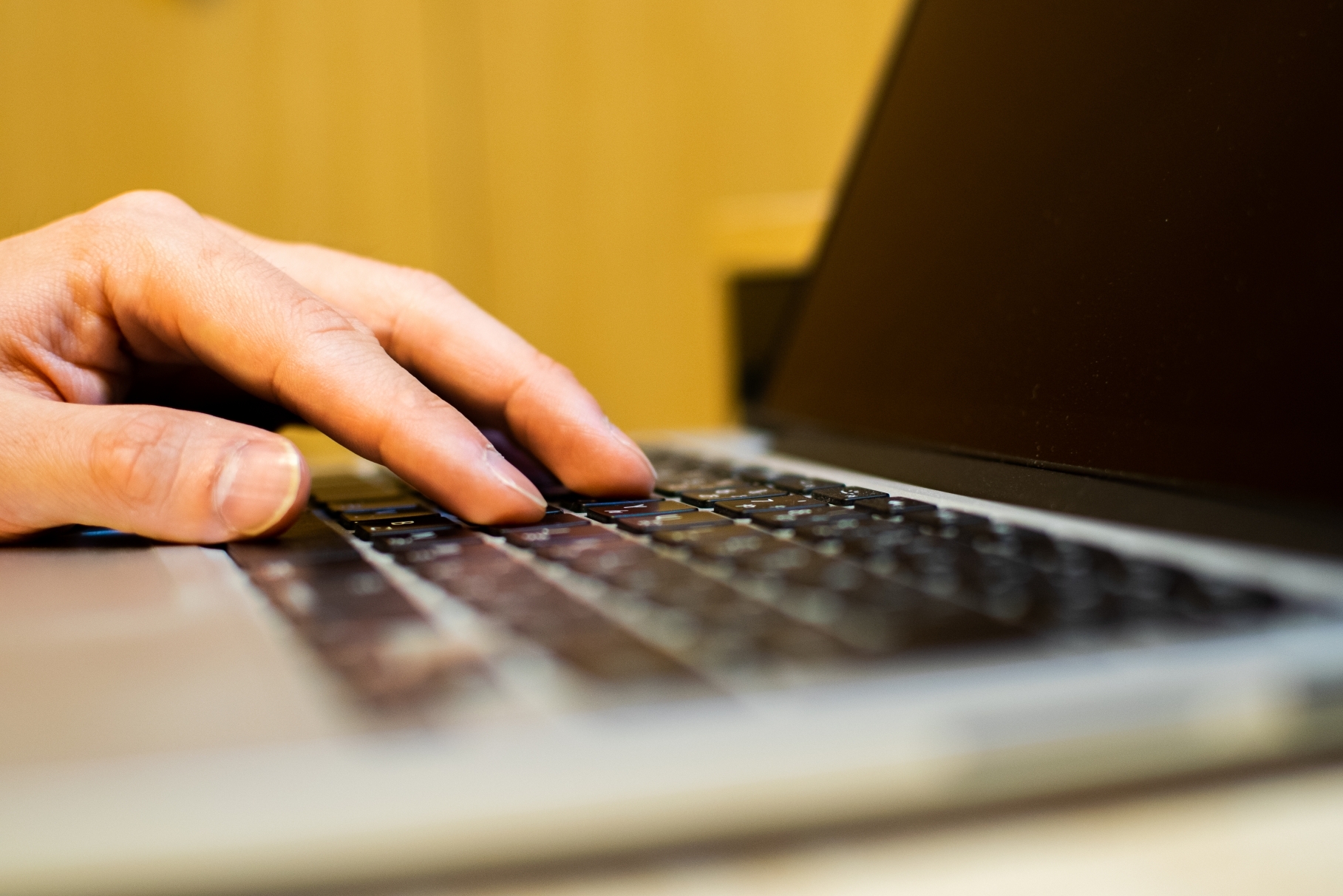 予約サイトを操作するひと